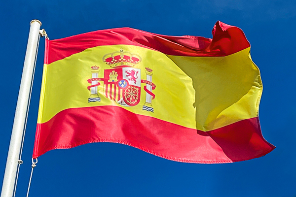 Die spanische Flagge mit ihrem Wappen